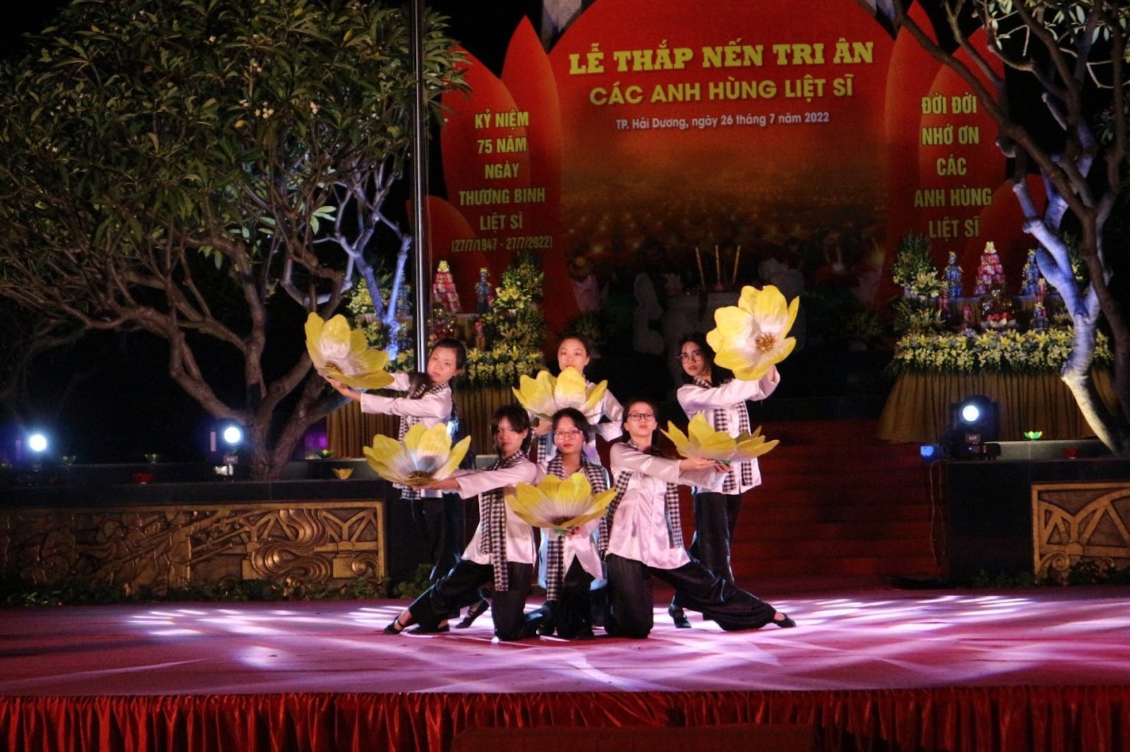 Nhấn để phóng to